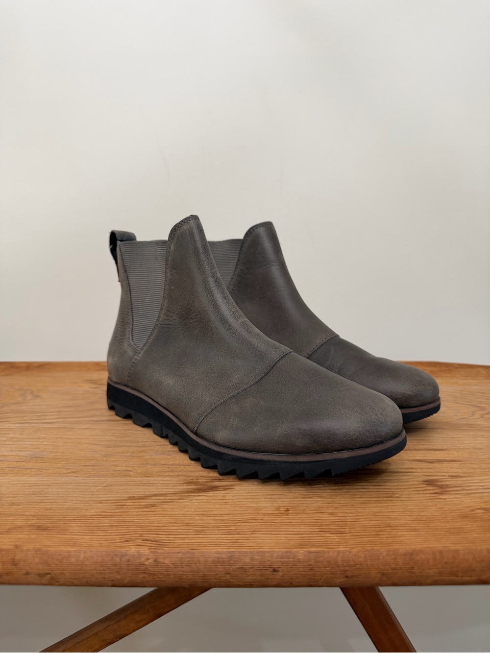 Sorel Harlow Chelsea Boots Grey Leather Low Profile Booties Shoes Women’s 8.5